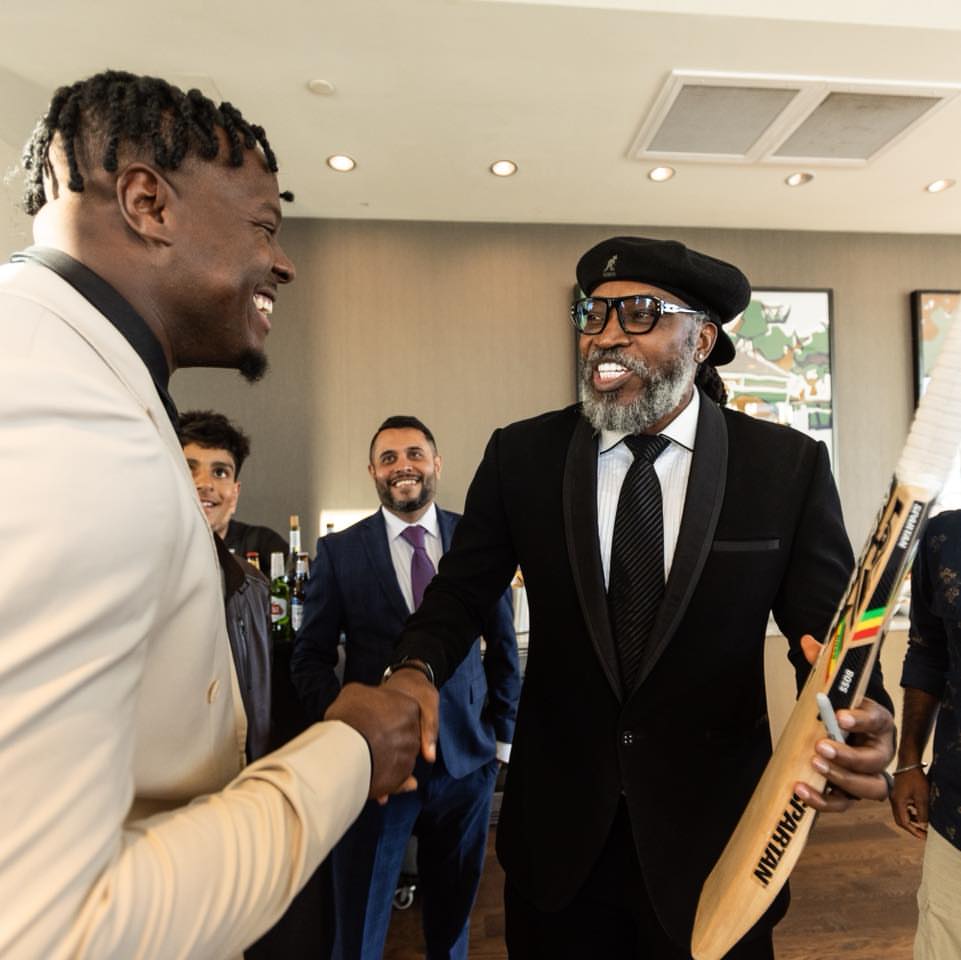 Legends recognize legends.
Chris Gayle 🤝 Carlos Brathwaite
From West Indies dominance… to sharing the stage again on the AWS World Team.
Gala night. Legacy in the room.