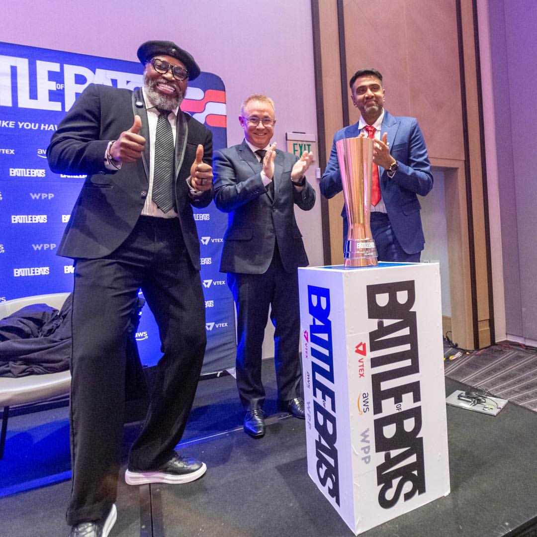 VTEX bringing captains together.
Chris Gayle, Mariano Gomide de Faria and Ravichandran Ashwin.
Three leaders. One stage. One statement.
This was the official trophy unveiling, held on the eve of the match during an exclusive gala dinner with players and executives — including Johnny Grave, CEO of Major League Cricket.
This is the Battle of Bats. 🏏🔥 #4XCricket